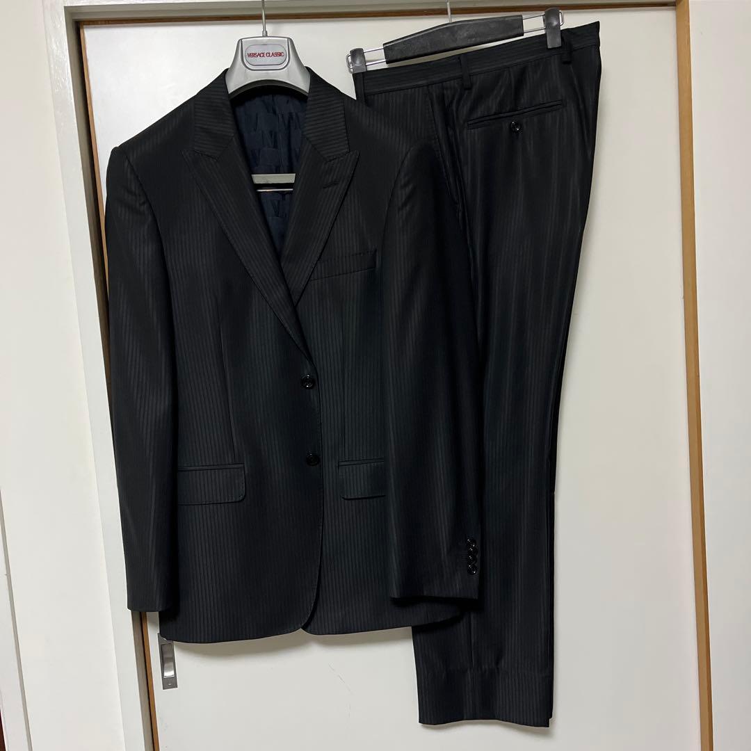 VERSACE 光沢ブラック ストライプ スーツ