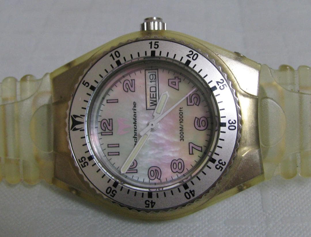 ★TechnoMarine テクノマリーン 300M/1000ft シェル文字盤