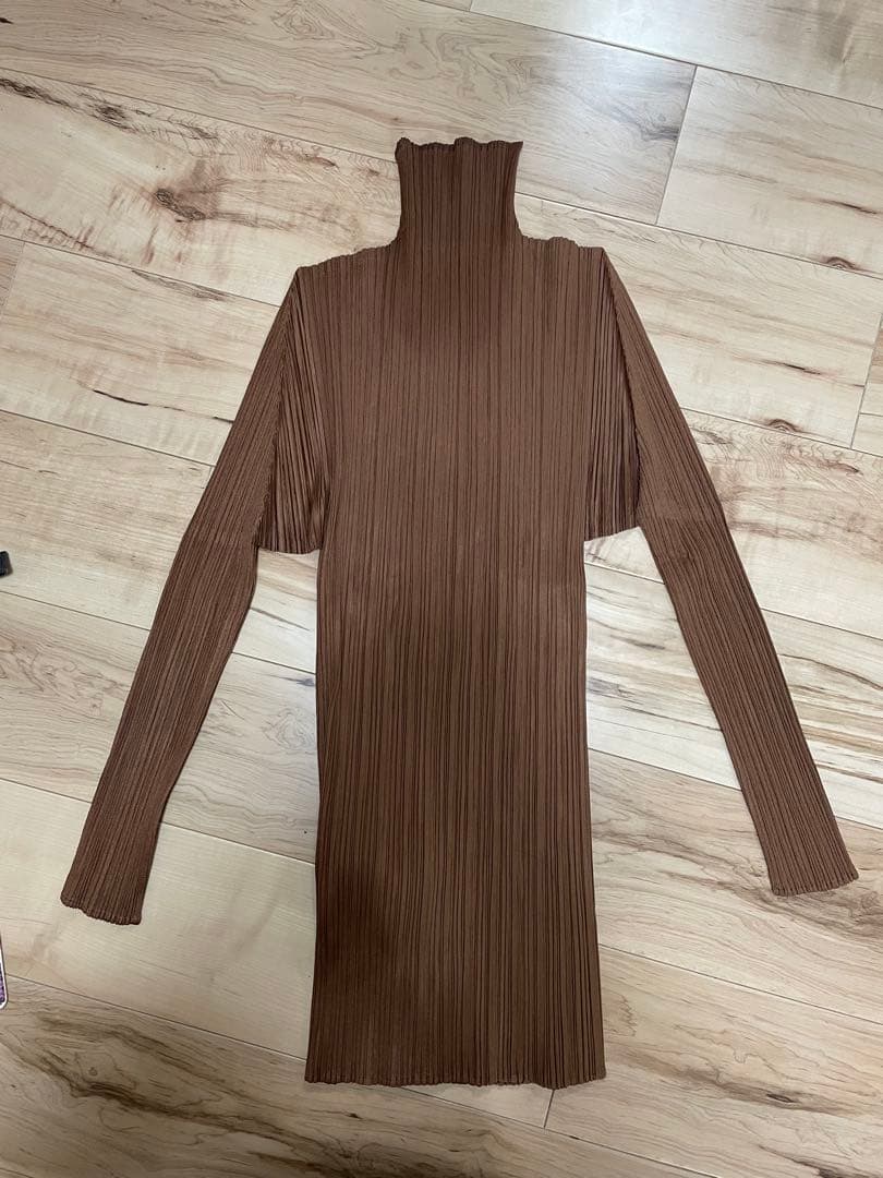 プリーツプリーズ　イッセイミヤケ　ハイネックトップス