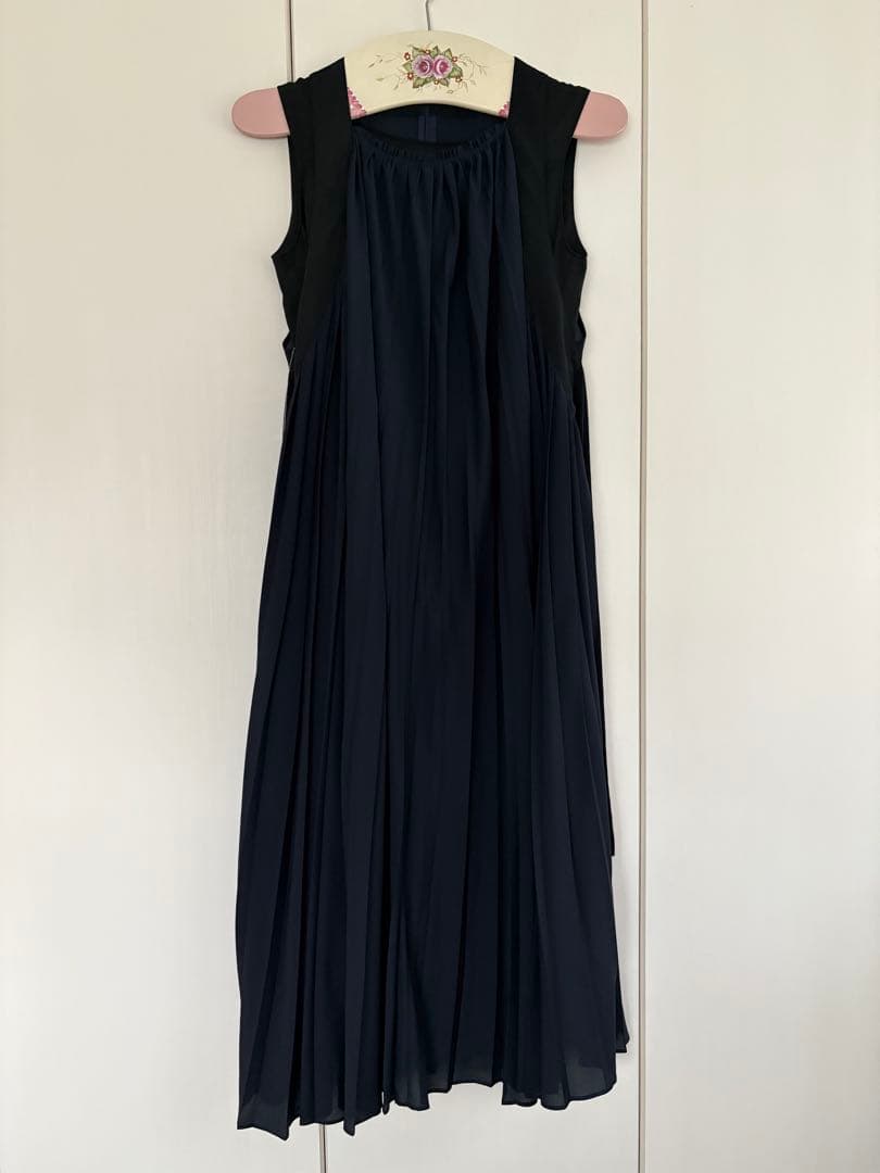 モラビトネイビープリーツノースリーブドレスワンピース