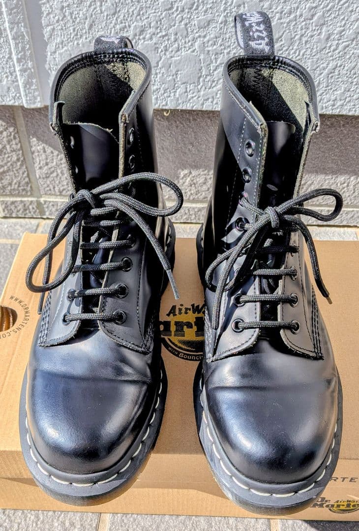 ドクターマーチン 1460 ホワイトステ ッチ 8ホール UK7