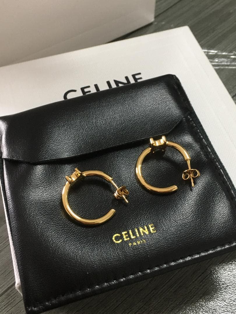 セリーヌ　ピアス　ゴールド　両耳用